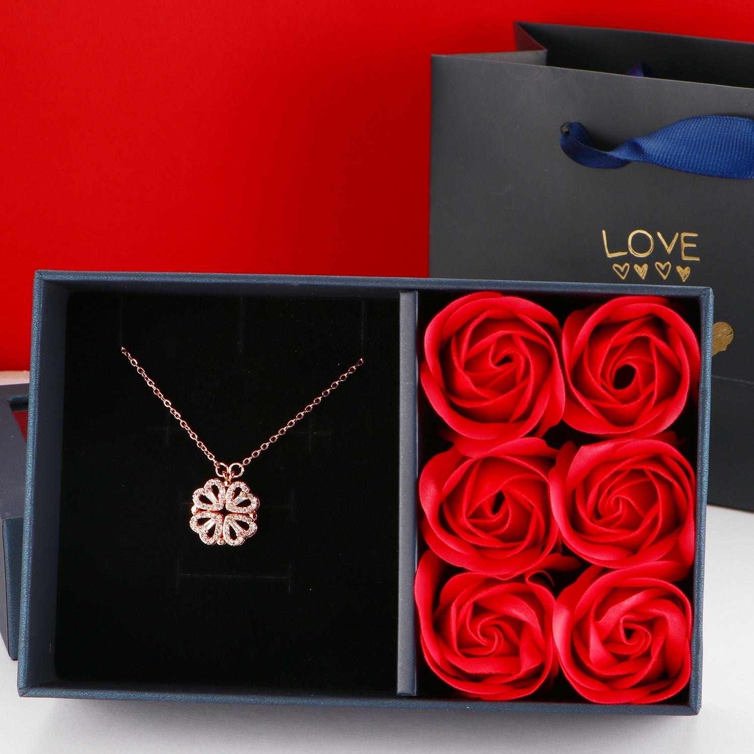 Colar 2 em 1 - Trevo de Corações + Brinde Caixa com 6 rosas