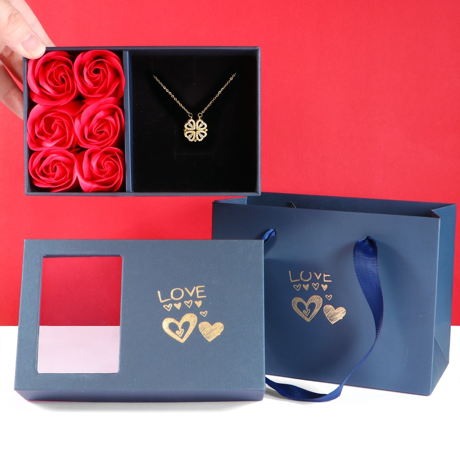 Colar 2 em 1 - Trevo de Corações + Brinde Caixa com 6 rosas