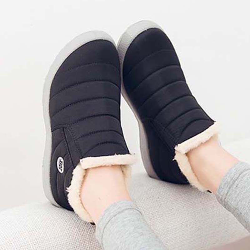 Bota Feminina Impermeável Cano Curto com Pelúcia