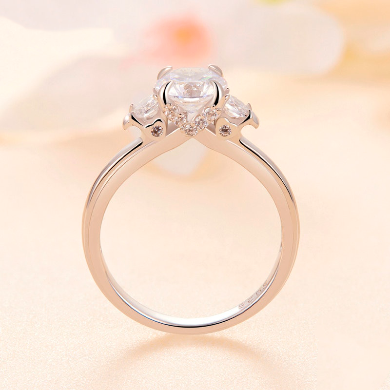 Anel Prata Florado Cravejado com Moissanite